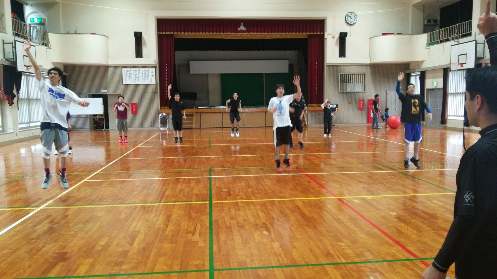 幸地コーチの指導の下体を動かす男子チーム②